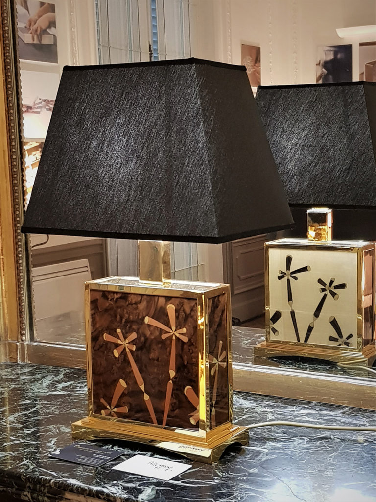 Lampe « Infiniment Luxe » créée en collaboration par Atelier Philippe Allemand, ébénisterie et marqueterie, Hugues Rambert, abat-jours, et Bronze d’Art Français, bronzier d’art